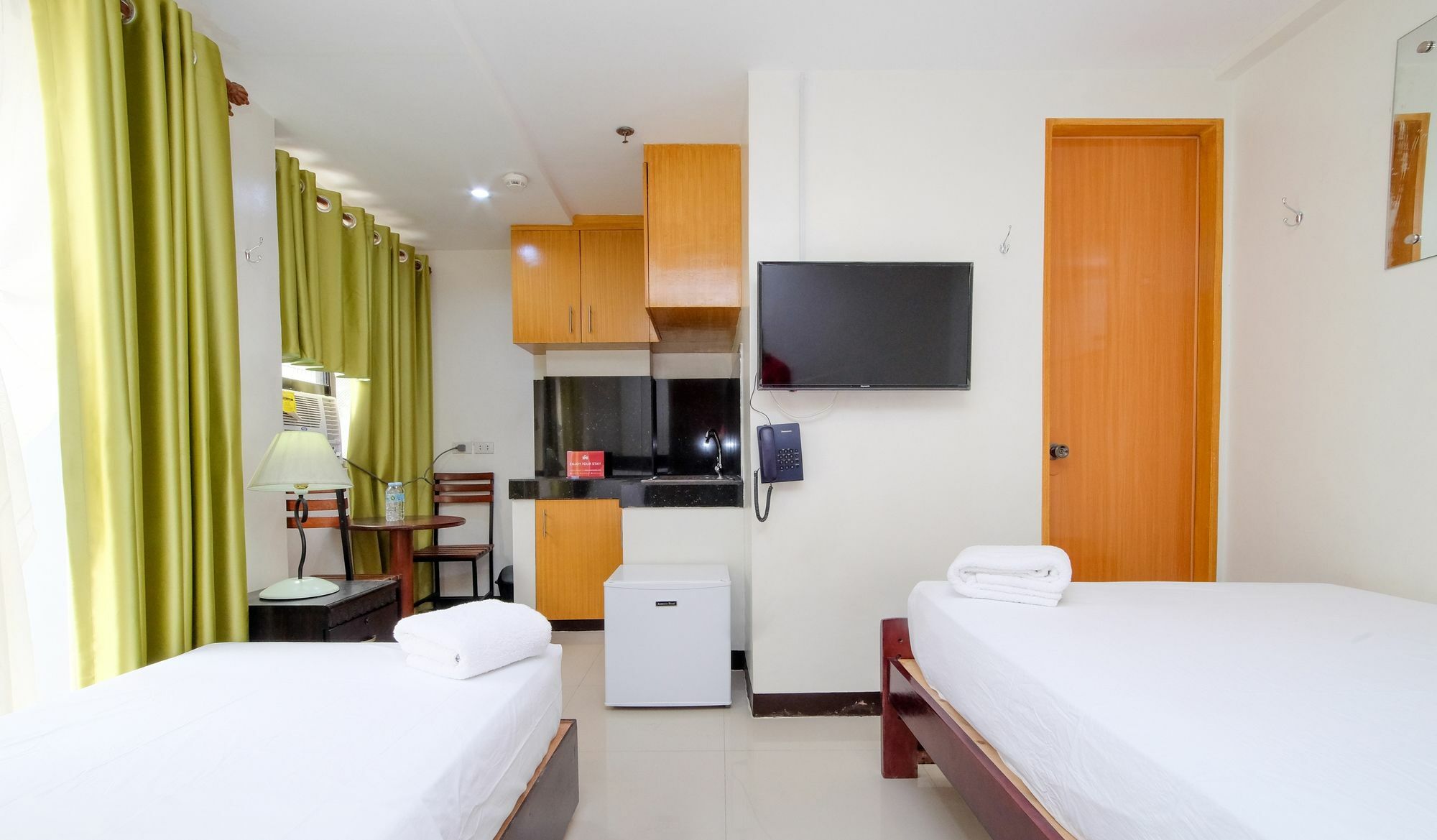 Zen Rooms Time Travellers Makati Makati City Esterno foto