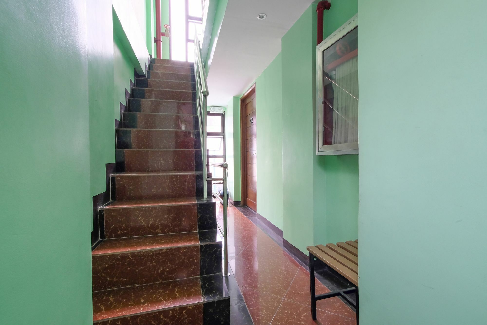 Zen Rooms Time Travellers Makati Makati City Esterno foto